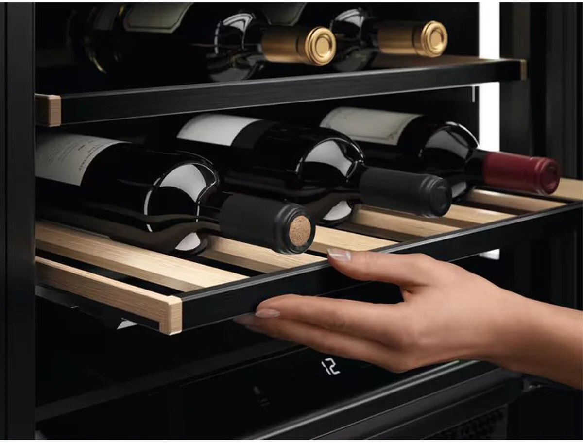 AEG AWS4052B5B - Black/Glass Wine Cooler - 52 Bottle Capacity - G Energy Rating - Image 5
