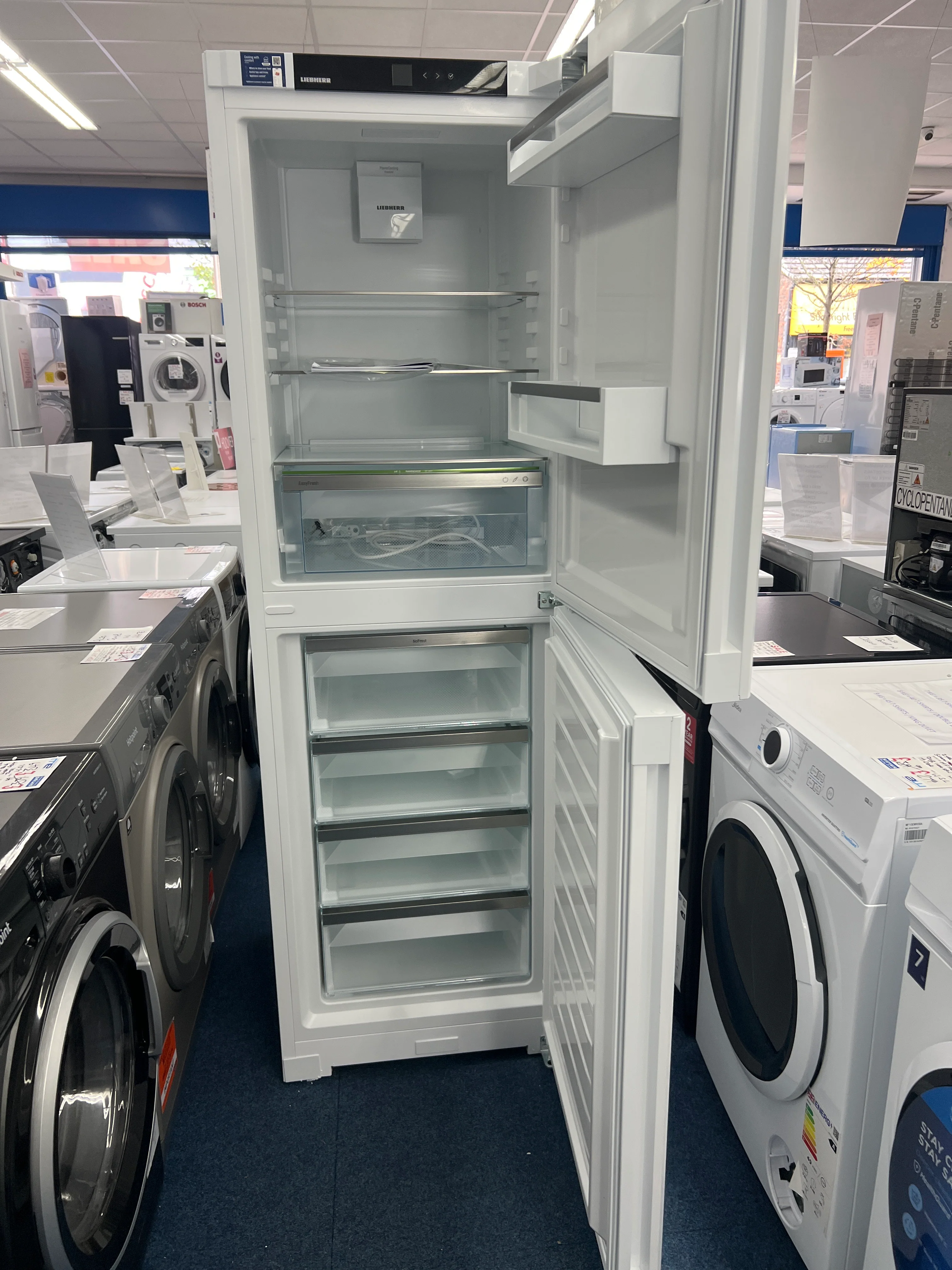 Liebherr CND5204 - White Freestanding Frost Free Fridge Freezer - D energy - Unboxed - Image 2